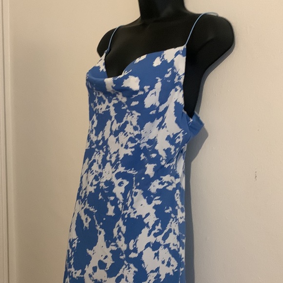 MISS LOLA Blue & white patterned dress - Picture 4 of 8